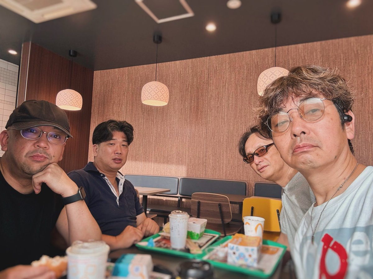 morimons2000's tweet photo. 朝マックオヤジ会、今日は勢揃い！！
大した話はしないが、朝から盛り上がる😆

#朝マック
#オヤジ会
#休日
#今日は4人 https://t.co/IjlkdfyjU2
