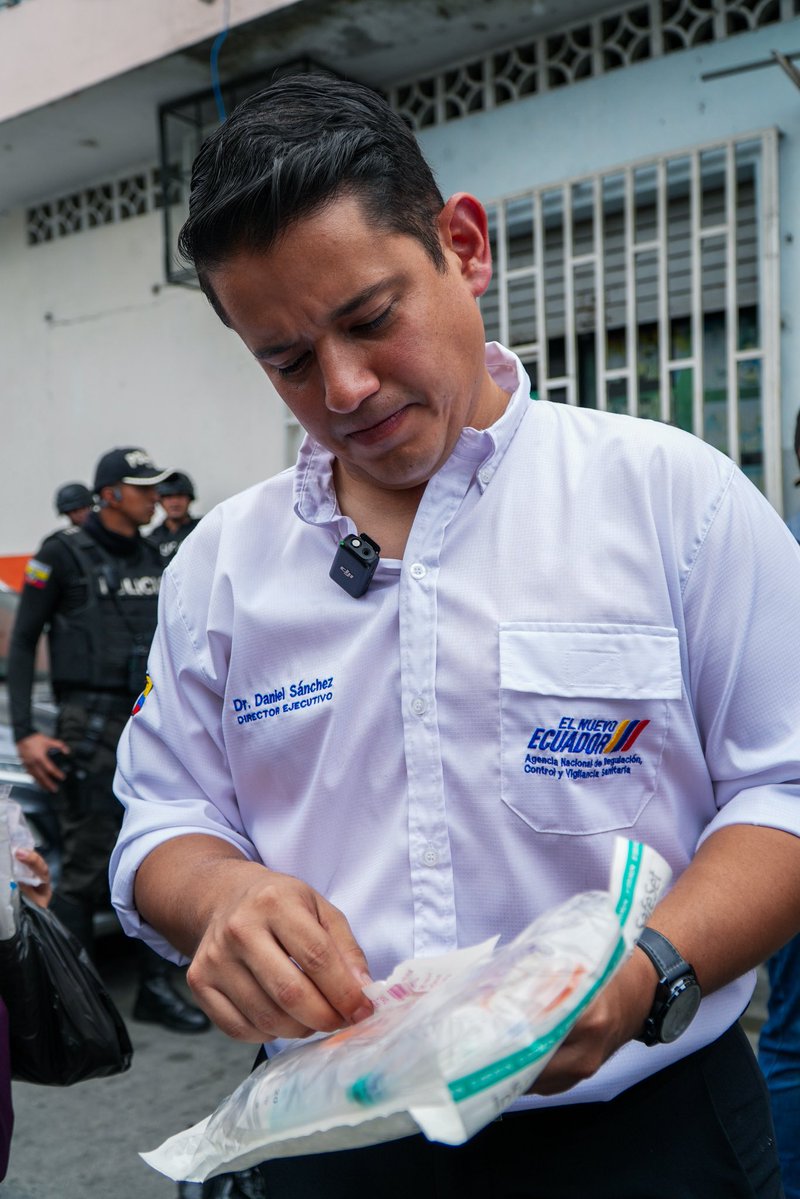 Arcsa_Ec's tweet photo. ¡Medicina irregular y venta ilegal, detectados en operativo con el Gobierno Nacional! 🚨💊

Más de 1400 fármacos sin registro sanitario, muestras médicas de venta prohibida, psicotrópicos y otros fueron encontrados durante control en exteriores de casas de salud de #Guayaquil. https://t.co/hSlffMMSK4
