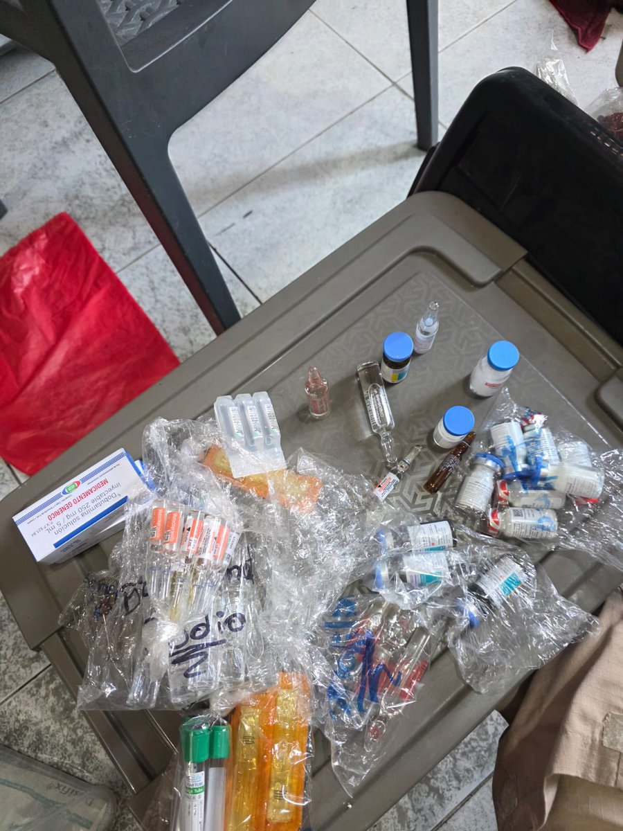 Arcsa_Ec's tweet photo. ¡Medicina irregular y venta ilegal, detectados en operativo con el Gobierno Nacional! 🚨💊

Más de 1400 fármacos sin registro sanitario, muestras médicas de venta prohibida, psicotrópicos y otros fueron encontrados durante control en exteriores de casas de salud de #Guayaquil. https://t.co/hSlffMMSK4