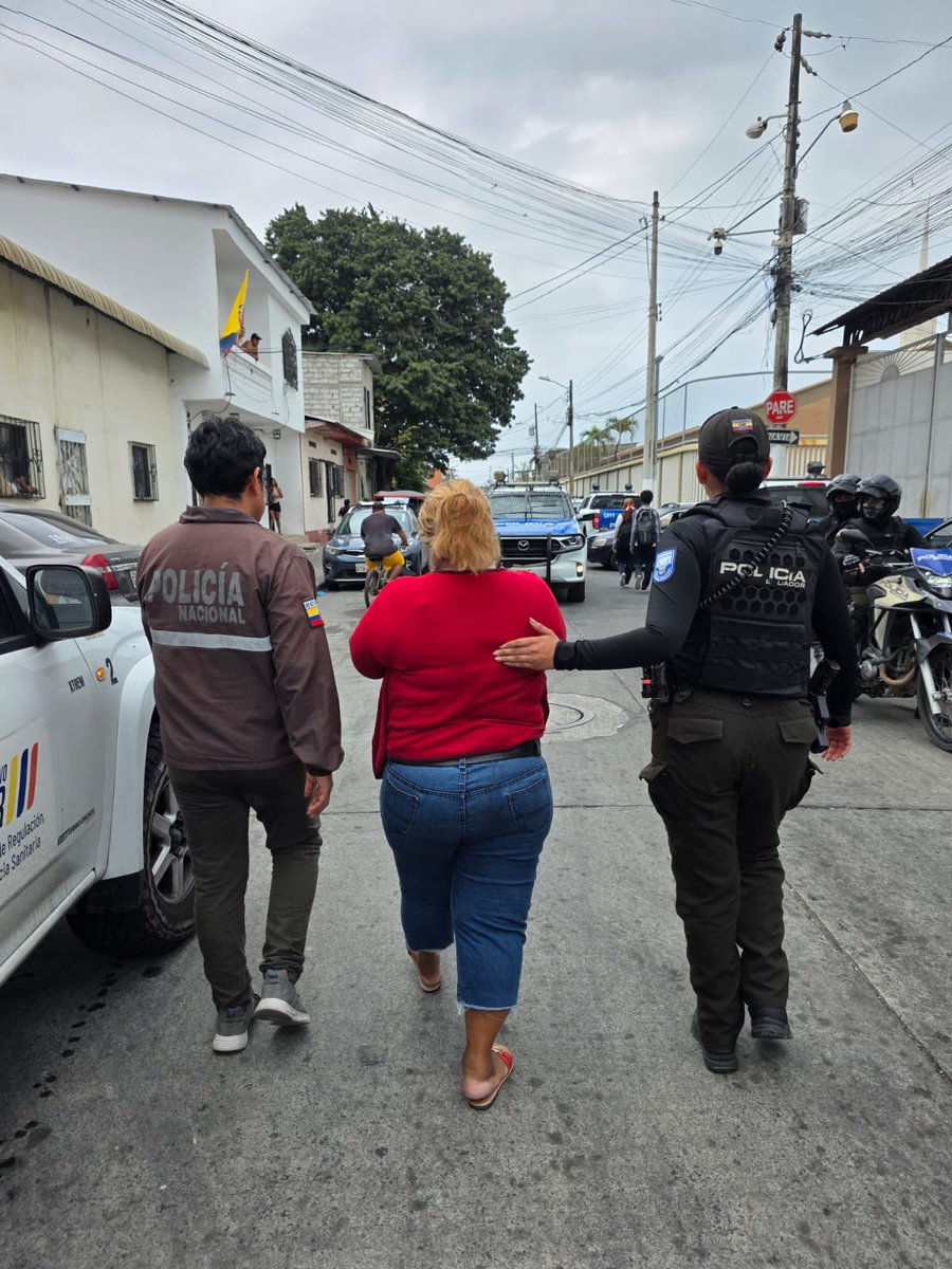 Arcsa_Ec's tweet photo. La acción, que contó con presencia del @MinInteriorEc @JohnReimberg, el Min. de @Salud_Ec @DrJuanCAveiga, y nuestro Dir. @DanielSanchezEc, permitió clausurar 3 establecimientos y 1 persona detenida en los exteriores del @HGuayaquil y @HMatildeHidalgo.

#GobiernoDelEcuador 🇪🇨 https://t.co/mxJf2fszcs