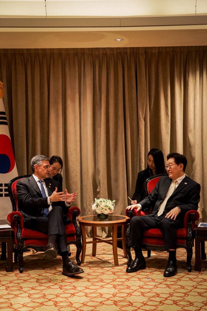 gcba's tweet photo. El Jefe de Gobierno Jorge Macri se reunió hoy con el Presidente de Corea del Sur, Lee Jae-myung, en su primera visita a Buenos Aires. Hizo entrega de la Llave de la Ciudad y lo declaró Visitante Ilustre.

Corea demuestra cómo la educación, el conocimiento y la innovación pueden impulsar el desarrollo. La Ciudad comparte esa visión y quiere seguir fortaleciendo una relación construida sobre la complementariedad entre nuestras industrias creativas y la tecnología.