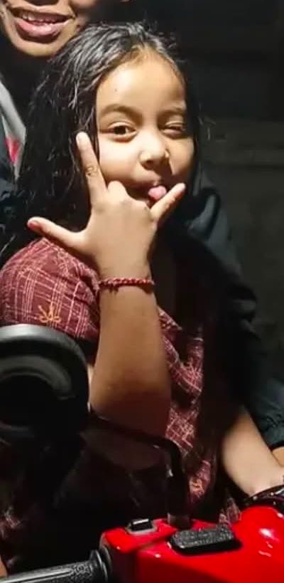 dumbtrvck's tweet photo. bayangin anak yang viral kemarin ini pose gini ke kamera dan bilang “nyenyenye kena prank wlee, gw beli motor baru 🤪🤪🤪” https://t.co/W6ZbBlnzKe