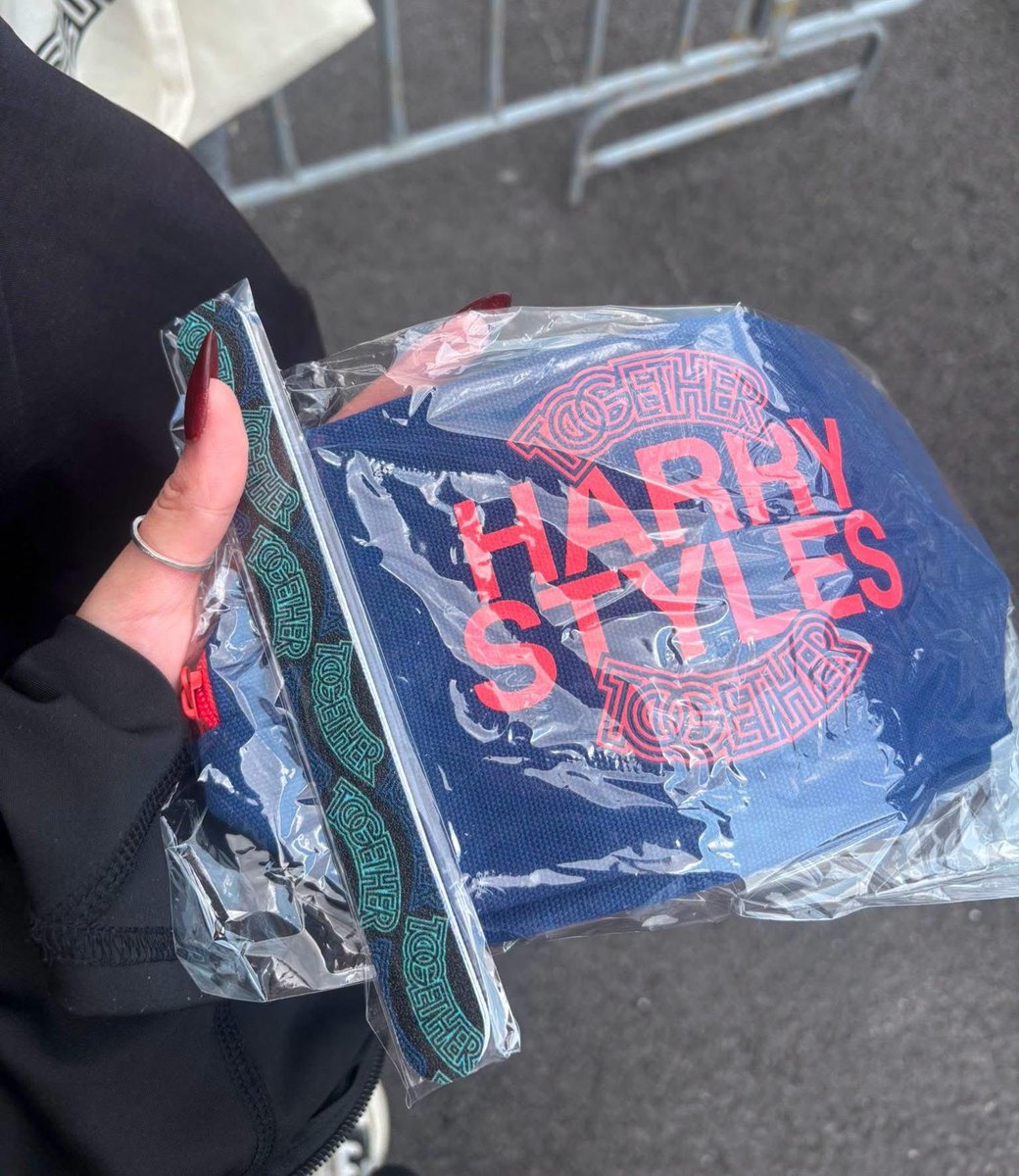 nisascc's tweet photo. Honestamente, se me hace una miseria lo que dan con el paquete VIP de Harry.
Entiendo que parte del privilegio es entrar anticipadamente al estadio, pero en serio esto es “lo mejor” que pueden ofrecer?

(Las fotos no me pertenecen) https://t.co/zBIWHByBil