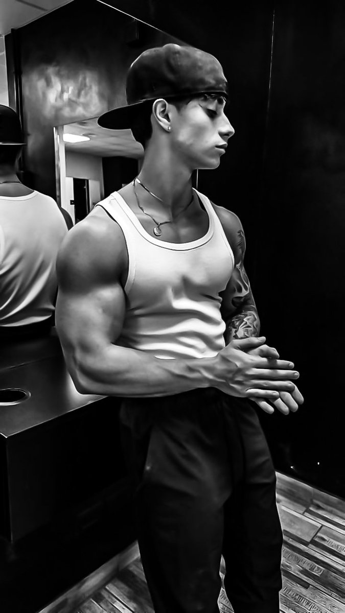 chaosneirv's tweet photo. 𝒞onheça-me.

— 𝒩ome : Edward M. Chevalier.
 — 𝒜ltura : 2.01
 — ℐdade : 40 anos.
 — 𝒮igno : peixe.
 — ℰstado 𝒞ivil : solterissimo.
 — 𝒩acionalidade : França.
 — 𝒮exualidade : bissexual.
 — ℰstação favorita : inverno verão.
 — 𝒞or favorita : Preto, branco. https://t.co/kciDfb6Au3