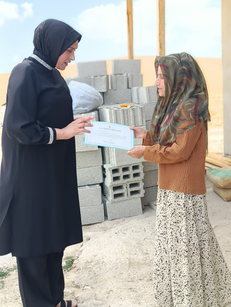Deryailikan's tweet photo. Hacı Köy Mahallemizde, Cumhurbaşkanımız Sn. @RTErdogan 'ın gönderdiği teşekkür belgelerini teşkilatımızın kıymetli mensuplarına takdim ettik.

Davamıza gönül veren yol arkadaşlarımıza emekleri için teşekkür ediyor, beraberlik içinde nice hizmetlerde buluşmayı temenni ediyorum. https://t.co/5nRdeI7fvM