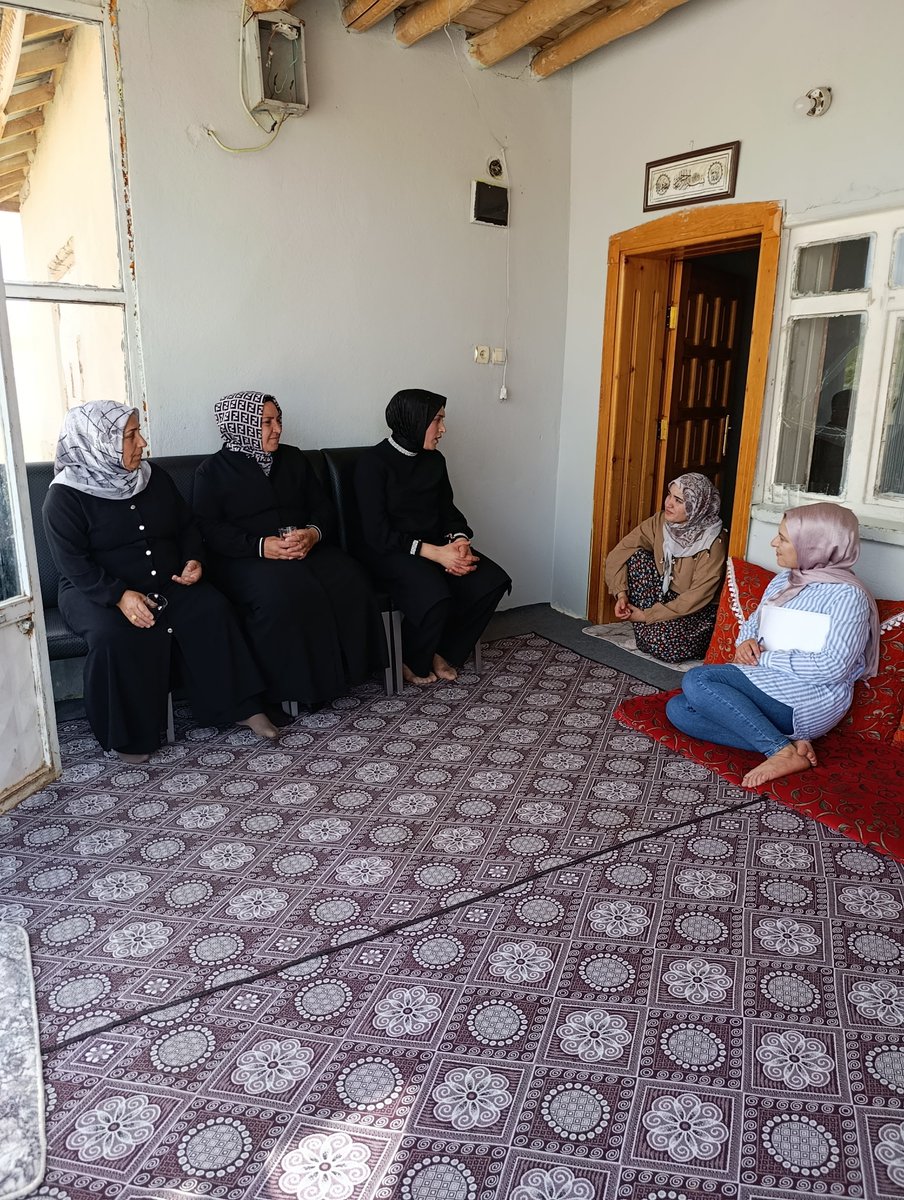 Deryailikan's tweet photo. Hacı Köy Mahallemizde, Cumhurbaşkanımız Sn. @RTErdogan 'ın gönderdiği teşekkür belgelerini teşkilatımızın kıymetli mensuplarına takdim ettik.

Davamıza gönül veren yol arkadaşlarımıza emekleri için teşekkür ediyor, beraberlik içinde nice hizmetlerde buluşmayı temenni ediyorum. https://t.co/5nRdeI7fvM