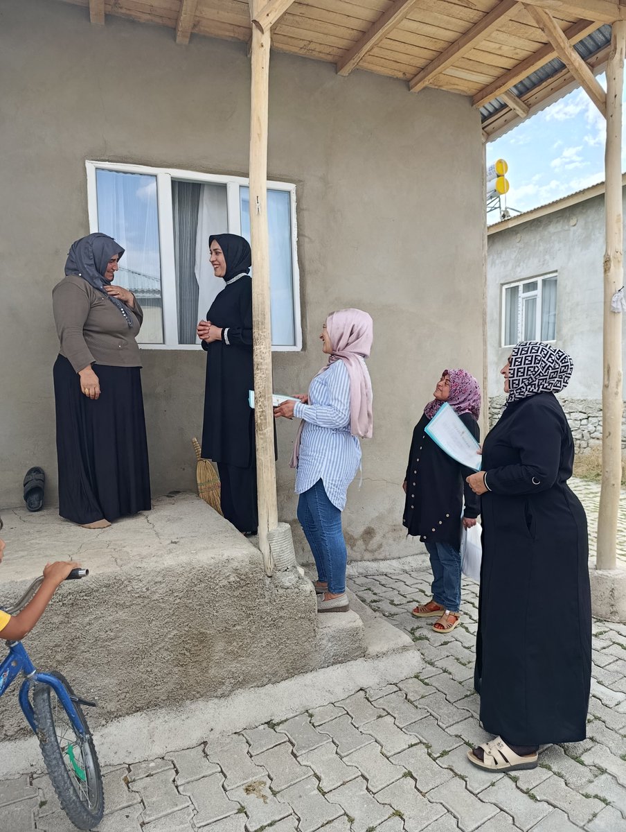 Deryailikan's tweet photo. Hacı Köy Mahallemizde, Cumhurbaşkanımız Sn. @RTErdogan 'ın gönderdiği teşekkür belgelerini teşkilatımızın kıymetli mensuplarına takdim ettik.

Davamıza gönül veren yol arkadaşlarımıza emekleri için teşekkür ediyor, beraberlik içinde nice hizmetlerde buluşmayı temenni ediyorum. https://t.co/5nRdeI7fvM