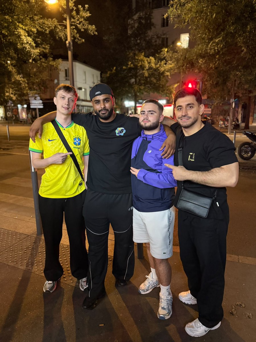 SwiiZn__'s tweet photo. La big famille ❤️ https://t.co/WW1IGryoJE