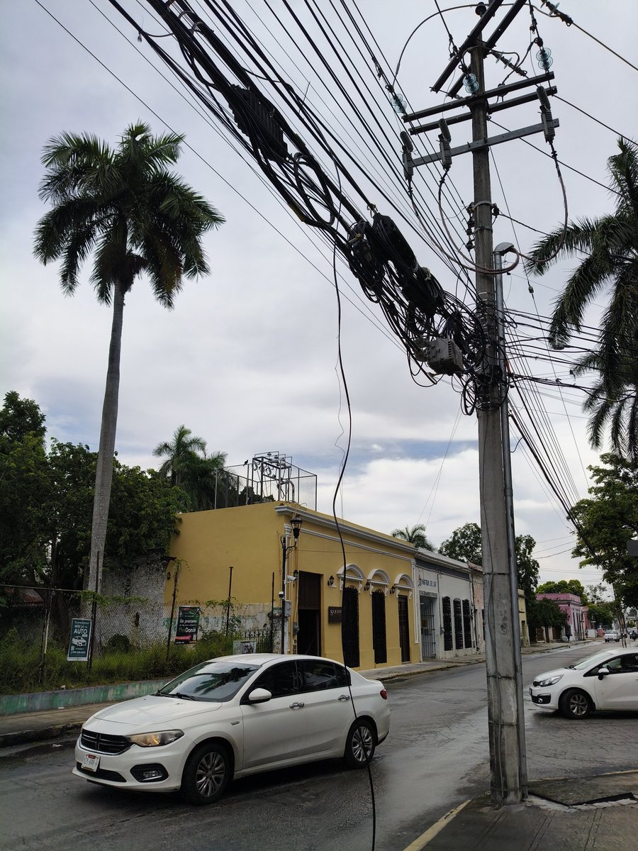 papsmerida's tweet photo. @CeciliaPatronL ya habían dejado super bien el tema de cables en la 60 con 35 Col. centro y ya vinieron de nuevo a dejar cables colgando 😡 https://t.co/sC04ccXVyP