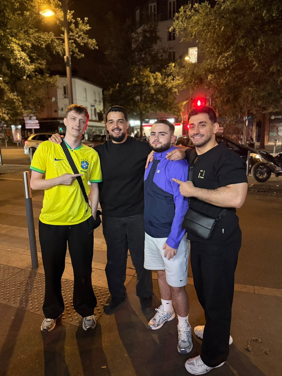 SwiiZn__'s tweet photo. La big famille ❤️ https://t.co/WW1IGryoJE