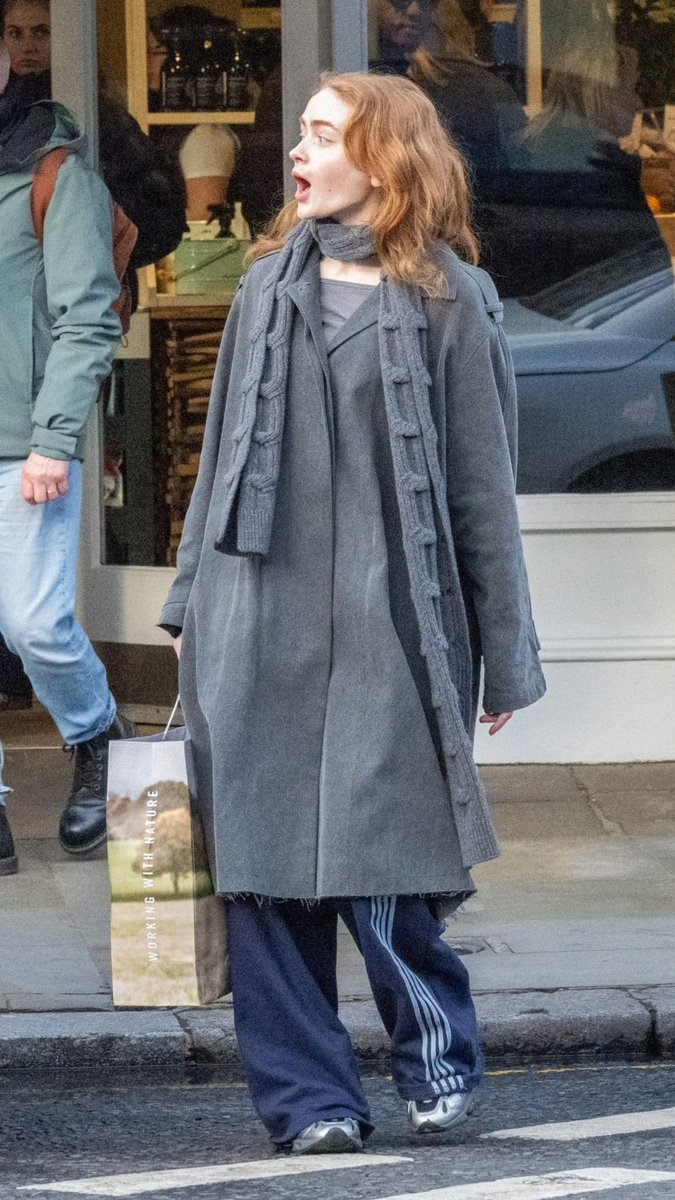 sinkquette's tweet photo. the genre is effortlessly chic https://t.co/afOma87OyO