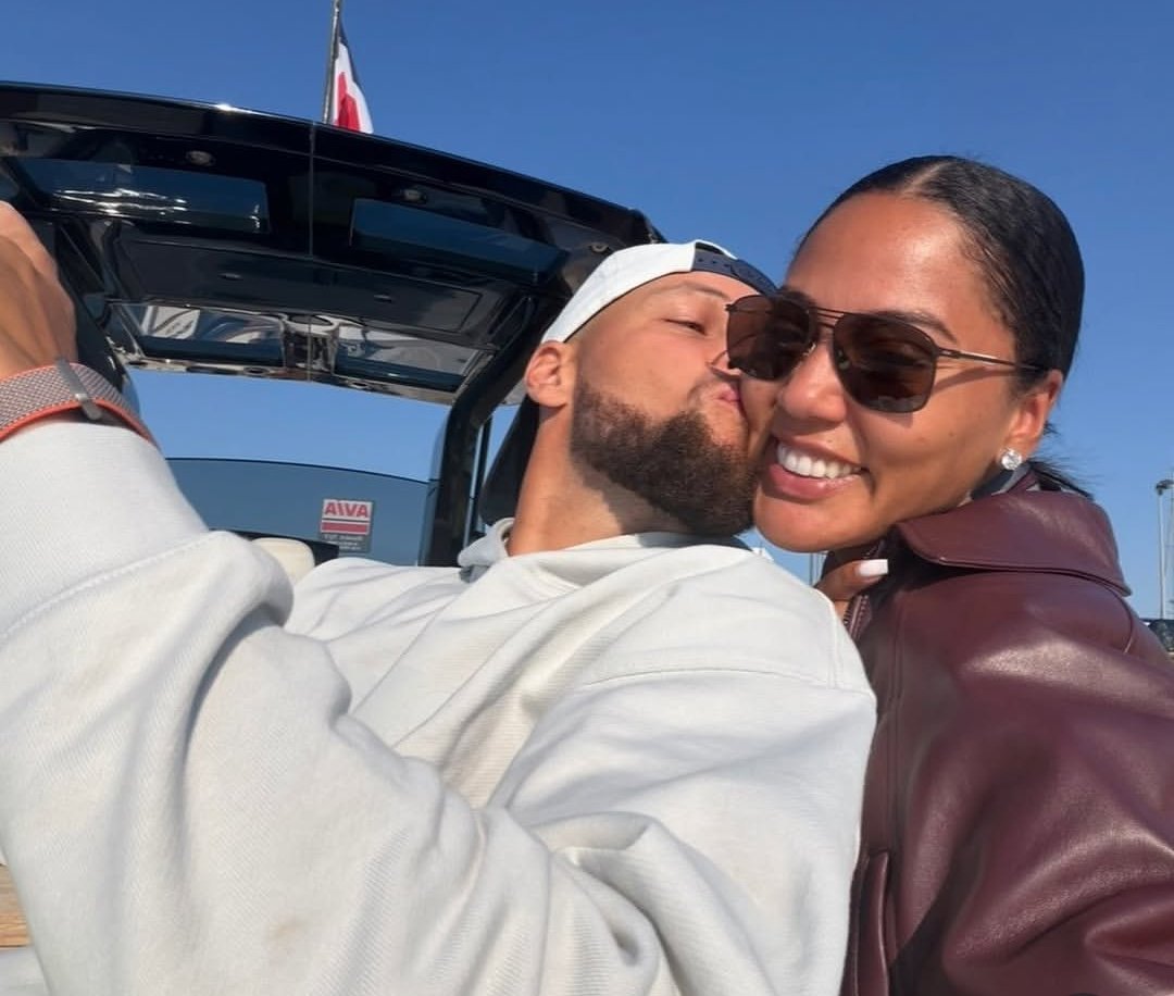 Universally123's tweet photo. The goal is to love, cherish &amp; grow old together 💞
Stephen and Ayesha Curry 🥹 https://t.co/kIdF6lHJeU
