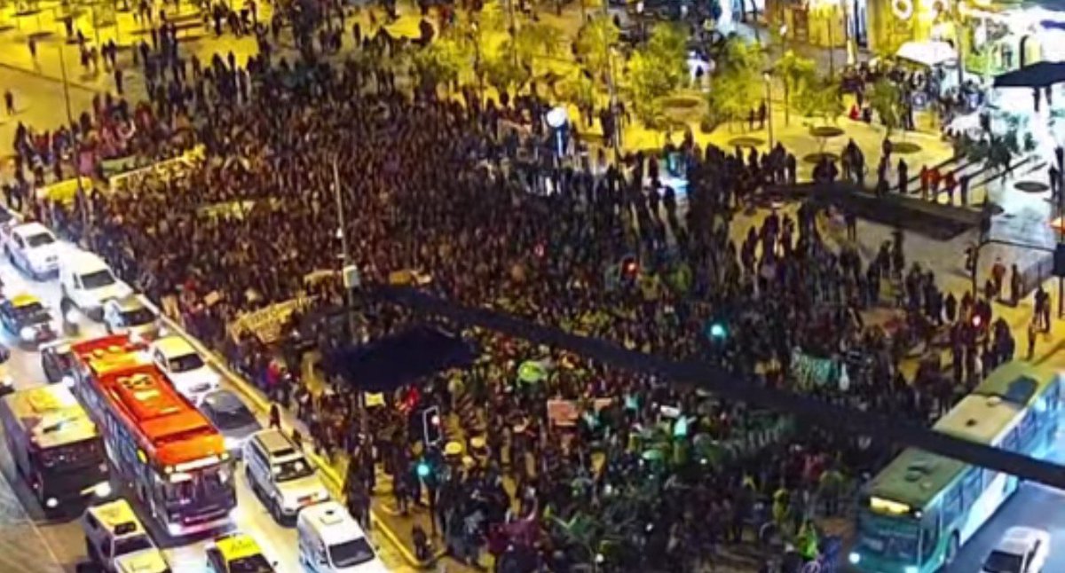ElHiloCL's tweet photo. 🔴 AHORA

HISTORICAS, Más de 40.000 mujeres se unen en Plaza Baquedano/Dignidad en un Pañuelazo contra la Ultraderecha por su Ley "Escucha tú Corazón" y el Desgobierno de José Antonio Kast

#RenunciaKast
#FueraKast
#KastEstaDestruyendoChile 

@PiensaPrensa @hernan_sr @RobertoMerken