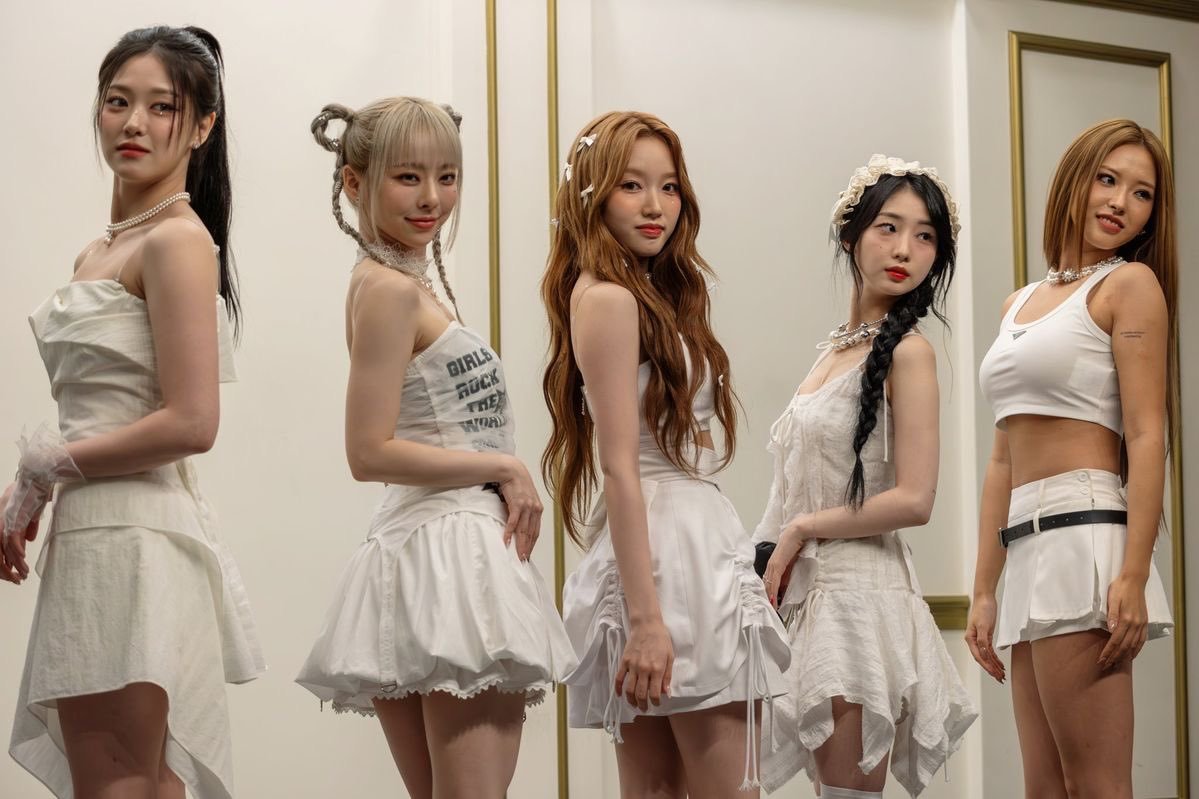 yuragnr's tweet photo. i like how hyeju was the only one dressed like a whore https://t.co/Qb3IdefLgJ