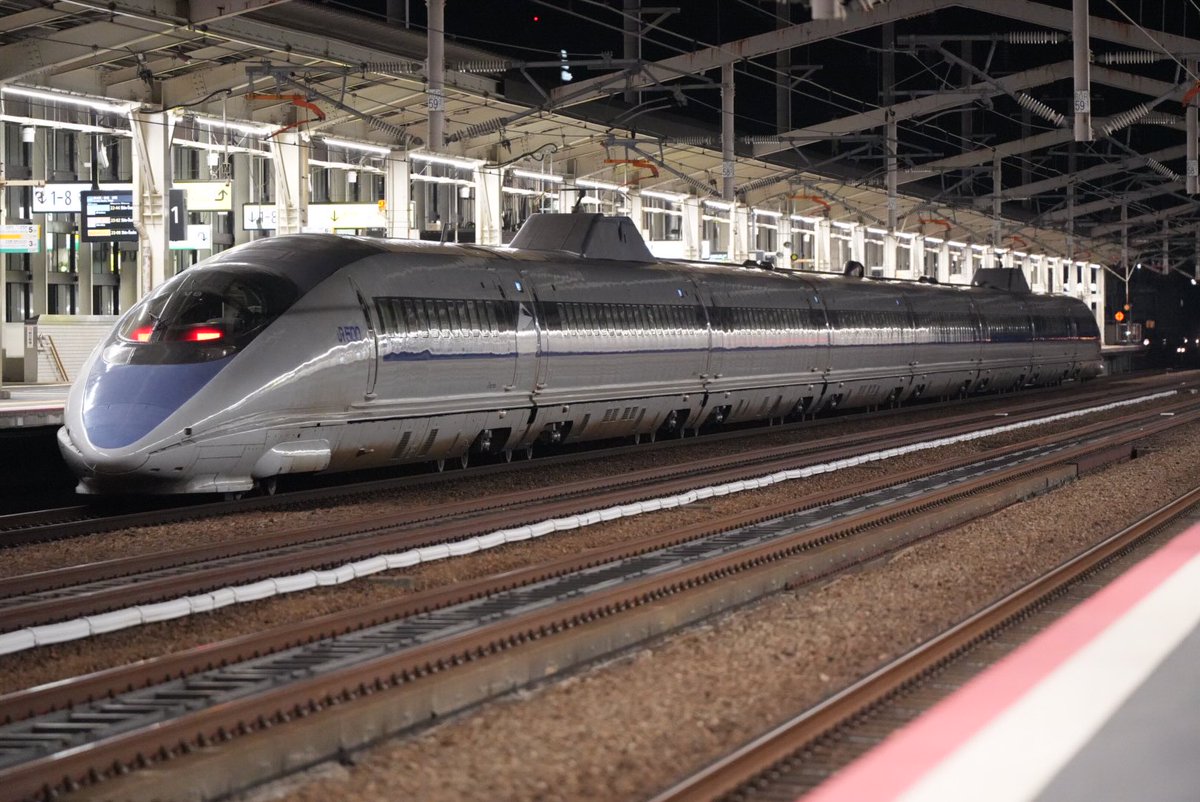 shinkansen24's tweet photo. 2026/07/31

こだま970号と

夜行新幹線500系
22:44頃　姫路駅通過！

もう少しタイミングがずれたら
わんちゃん🐶
こだま970号と並ぶかなーとか思いましたが💦
そうはならず(^◇^;)

のぞみ時代を彷彿する本線通過でした‼️

#夜行新幹線500系
#夜行新幹線　#500系 https://t.co/Mqzb3saxK9