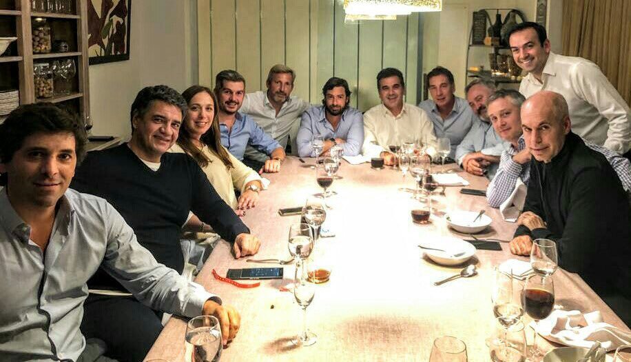 Inutildelaplay's tweet photo. @VickyVillarruel Te distraen con peleitas.
No hay pan Circo.
#MileiTraidorALaPatria
#NoALaLeyDeExtranjerizacionDeTierras 
#NoaLaExtranjerizacionDeTierras
Colorado que paso con la renuncia del Juicio a la entrega de tierras en poder de tu Jefe cito Joe Lewis @diegosantilli 
Lacayos. https://t.co/zBWx9AMjDW