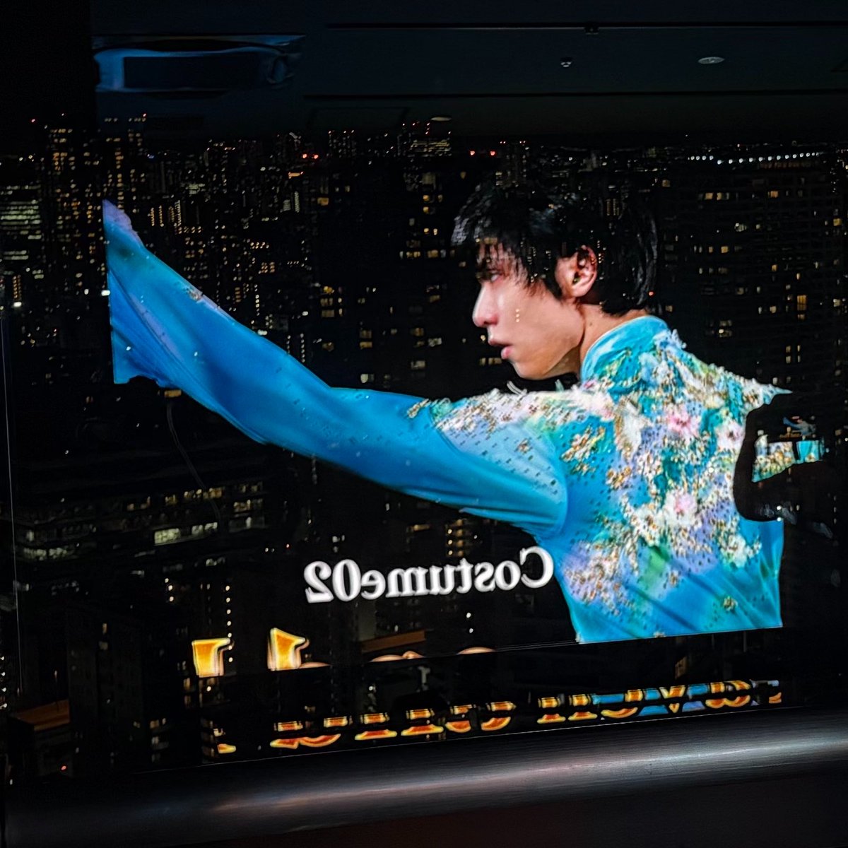 CoutureOnIce_tv's tweet photo. 『Couture on Ice』出版記念展
── ⊹ ₊‧ ꒰ა ❄ ໒꒱ ‧₊ ⊹ ──

展示会に入場時やメインデッキでの動画の開始時に「わっ」と歓声が上がることがあります。皆様の興奮が伝わり嬉しく感じます。

夜のclub333ではガラス面の反射にもご注目を。東京の夜景が星や氷の粒のように羽生選手を彩ります。 https://t.co/su4wjGMUBz