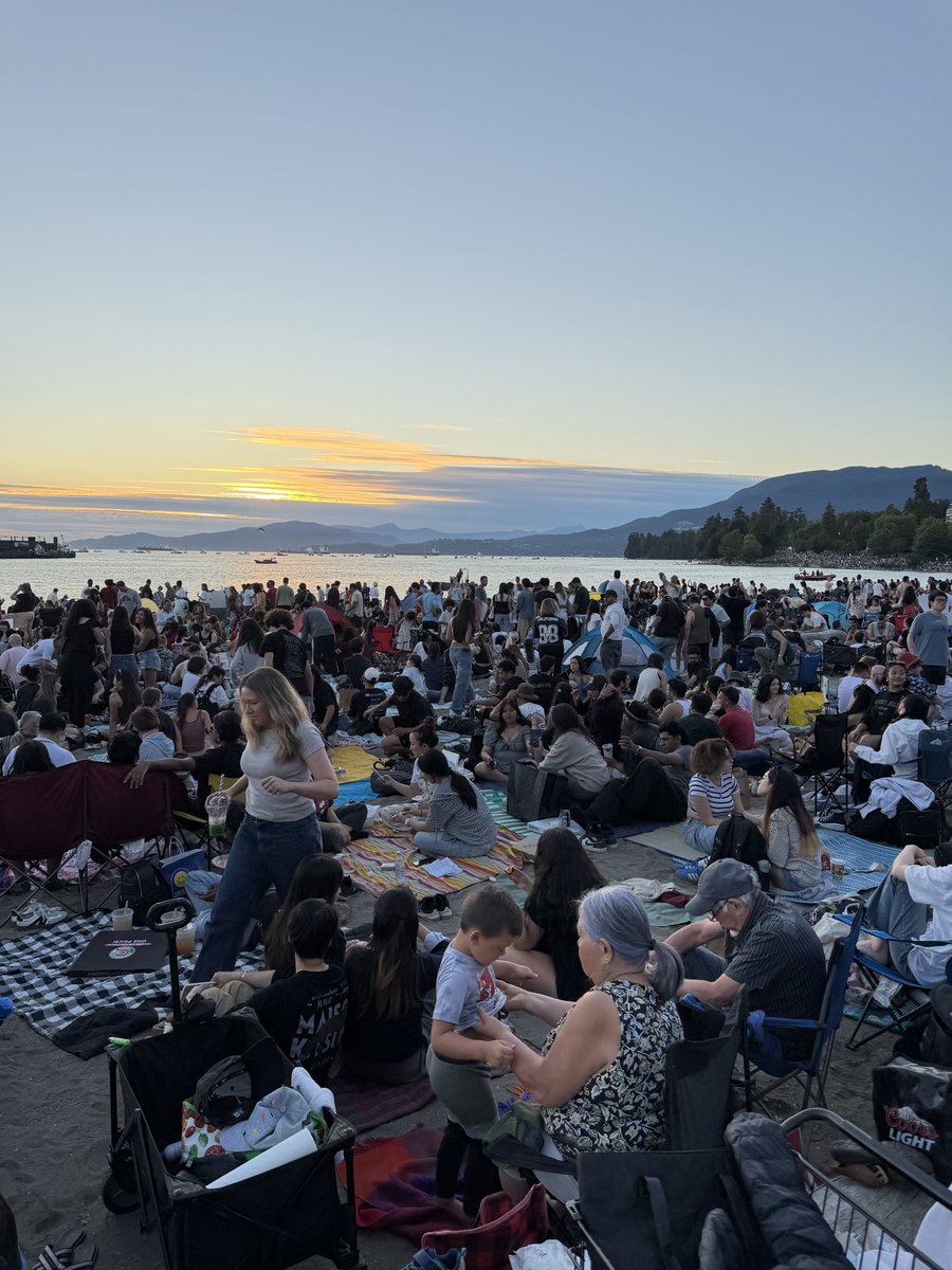 DennisDing19's tweet photo. Vancouver fireworks at English bay at about  8 :30 Pm July 31. https://t.co/frOWhjoTMQ