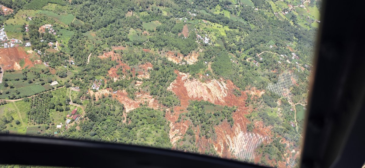 MaferCioccolato's tweet photo. Erosión hídrica por pérdida de cobertura y mala gestión del suelo.

Noten el suelo más blanco y rosado donde ya se perdió hasta la capa de arcilla rojiza.

Guatemala pierde 553 MILLONES de toneladas métricas de suelo al año, lo cual también reduce la capacidad de retener agua. https://t.co/PBTqVK5Qs8