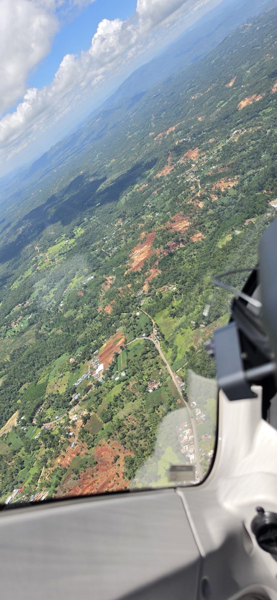 MaferCioccolato's tweet photo. Erosión hídrica por pérdida de cobertura y mala gestión del suelo.

Noten el suelo más blanco y rosado donde ya se perdió hasta la capa de arcilla rojiza.

Guatemala pierde 553 MILLONES de toneladas métricas de suelo al año, lo cual también reduce la capacidad de retener agua. https://t.co/PBTqVK5Qs8
