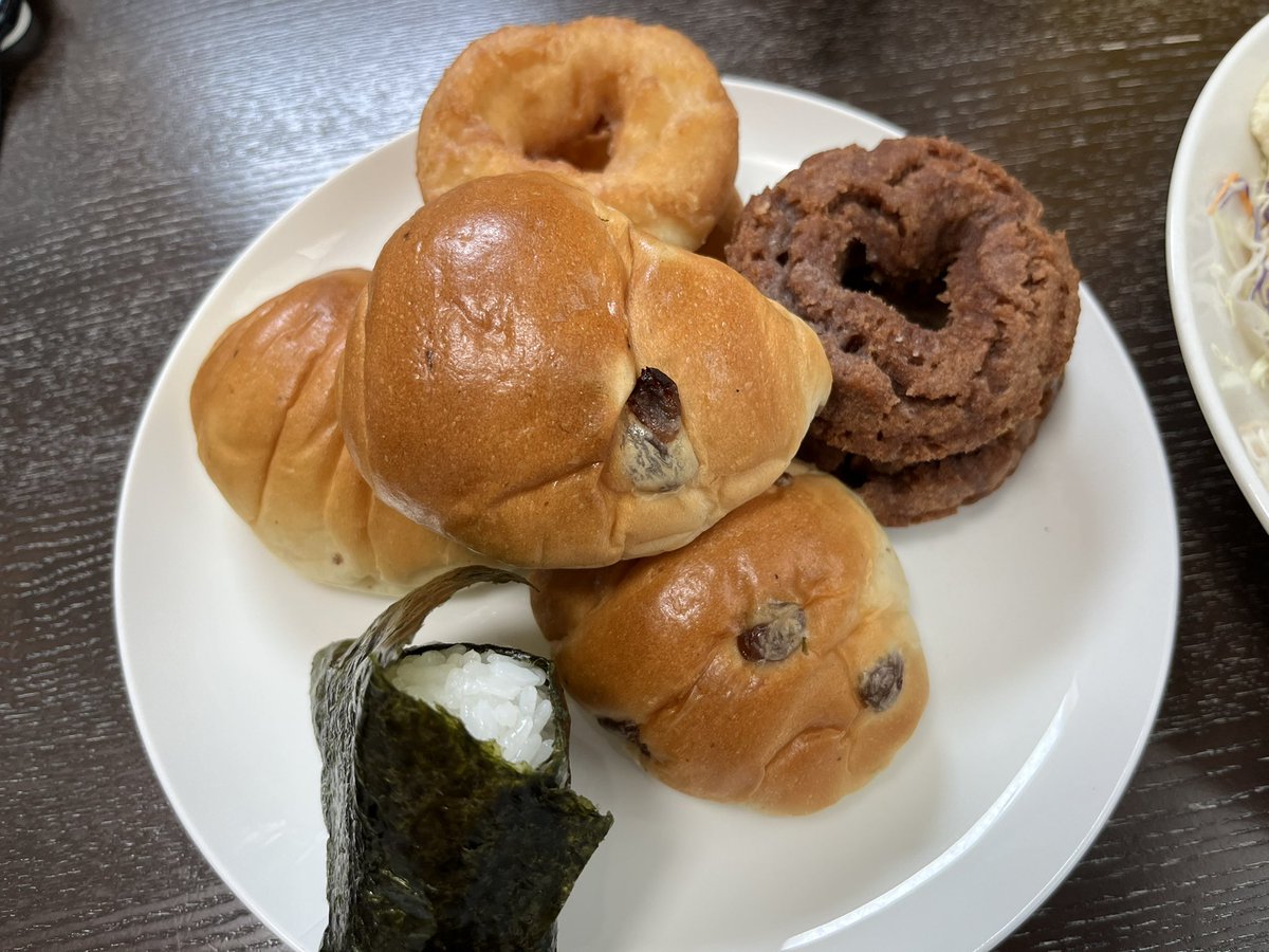 do_going's tweet photo. 今日は菓子パンの日🍞
バターロールとドーナツにしました🍩
野菜サラダやあじの竜田揚げも😃
美味しそうですね✨✨ https://t.co/6knwTv3ixr