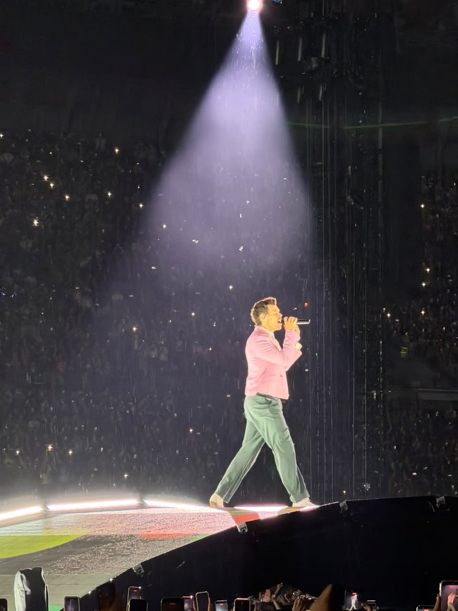 hsdtogethertour's tweet photo. Harry on stage at Estadio GNP Seguros in Mexico City, Mexico - 31 July (via @Univ_espect) https://t.co/kSoK33V8Ev