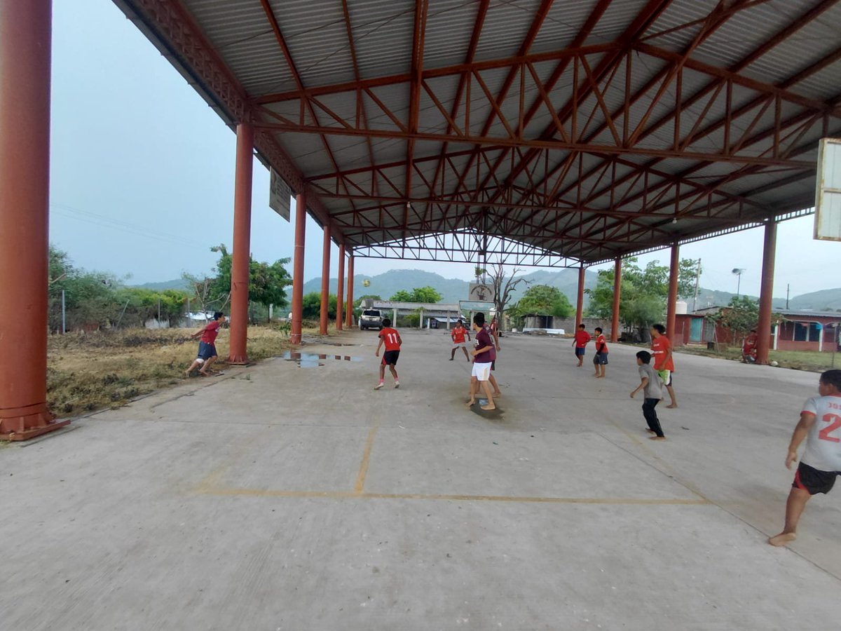 VickyBernal23_'s tweet photo. #Costa semáforo deportivo 🚥 con #activateoaxaca y @FundacionAHH fútbol infantil en comunidades Afromexicanas de #Villadetututepec @DEPORTE_GobOax @FundacionAHHO @SanVillalobo_S 
Cada vez 🏃más cerca de ti ⚽ activación ⛹️físicas y deportivas 🤸 vida más activa y saludable⚽🚥🤸 https://t.co/T13Ivhf1Xm
