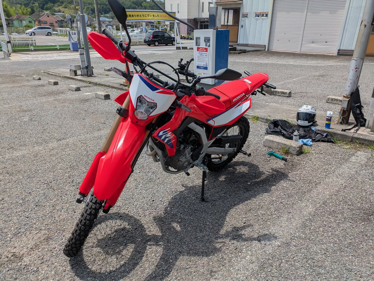 GENK1224's tweet photo. クソ暑いなか洗車してたら、デカールの粘着力が弱まってたのか、高圧水洗機で吹き飛んでいった
これはこれでいいか
#crf250l https://t.co/naC9oDxZBQ