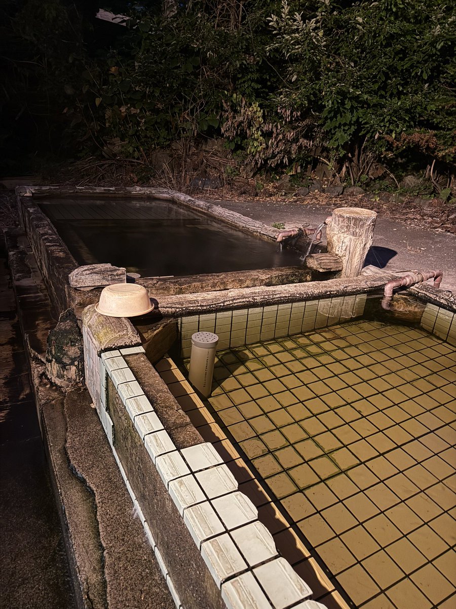 iguas1's tweet photo. 釧路でさんまんまを食べて厚岸でカキを堪能して3湯目は別海町の野付温泉浜の湯さん　

建物自体はかなりくたびれているが二種類の源泉掛け流しで素晴らしい温泉です　ここも500円

露天も２種湯船があり一つは温めなので交互に入ってゆっくり出来ました

施設的にも色々厳しそうだが存続を願うばかり https://t.co/J3GGHhhoIx