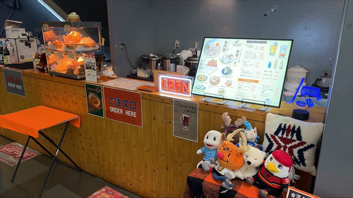cafe_season1's tweet photo. 今シーズン始まります！
8月はプレシーズンマッチ3試合
今日はアイスバックス対ワイルズ
霧降アリーナメイン売店シーズンワン！
4シーズン目！
よろしくお願いします！

#シーズンワン
#アイスバックス
#アイスホッケー https://t.co/zPjpAQmJoQ