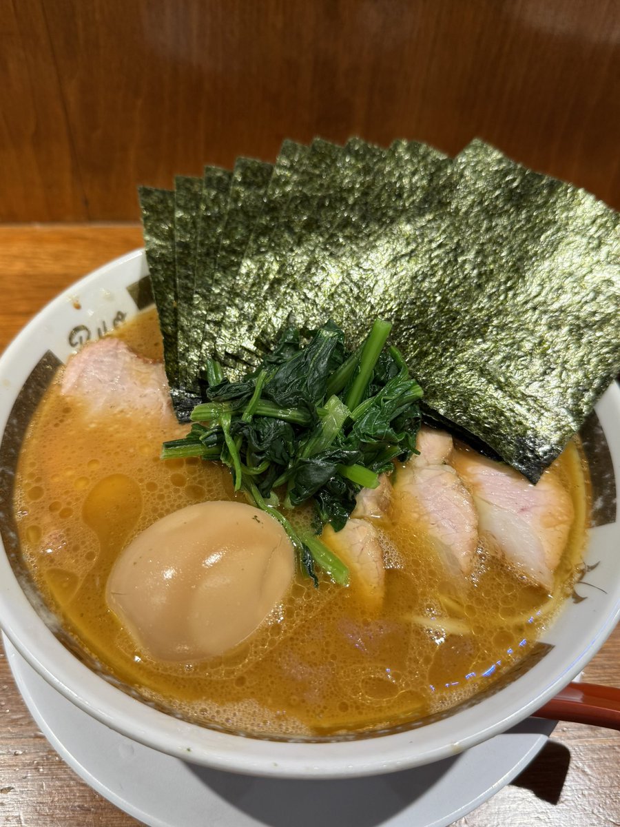 Heine_Aegis's tweet photo. 2026年122杯目🐲
皆様いつもいいね！👍RP感謝です！🙇🏻
【🏠】 #麺家龍@荻窪
【𝕏】 @ryo11291027
【#】 #麺DeLaSoul

【🍜🍚】チャーシューメン+海苔+味玉
               +食べ放題ごはん

【📃】麺家龍のenthusiasmは冷めない！🤩
New 釜ーの情報を聞きつけ、新たなチャーシューを食す！🐷
魔法の言葉は“全部普通で”👍
今宵のスープもバキッと醤油が効いていて、豚骨とのバランスが最高！🥴
黄金鶏油も輝いている！🐔
中太麺はモチっとした茹で加減が良き！🍜

Newな釜ーで焼き上げられたチャーシューは薫香を纏って最高潮！🤩🐷🤩🐷
お好みの卓上調味で彩られたごはんを海苔巻きしたら翔ぶしかない🚀
お代わりにはon the味玉！セルフ玉子まぶしで優勝確定🥇
大変美味しゅう頂きました！(*-ω人)
ご馳走様でした〜！ε=(´∀｀*)