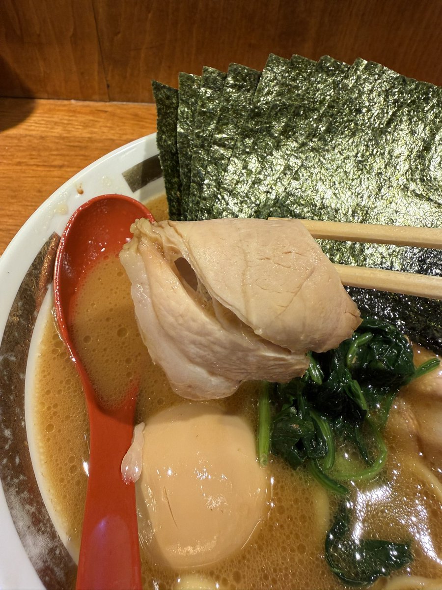 Heine_Aegis's tweet photo. 2026年122杯目🐲
皆様いつもいいね！👍RP感謝です！🙇🏻
【🏠】 #麺家龍@荻窪
【𝕏】 @ryo11291027
【#】 #麺DeLaSoul

【🍜🍚】チャーシューメン+海苔+味玉
               +食べ放題ごはん

【📃】麺家龍のenthusiasmは冷めない！🤩
New 釜ーの情報を聞きつけ、新たなチャーシューを食す！🐷
魔法の言葉は“全部普通で”👍
今宵のスープもバキッと醤油が効いていて、豚骨とのバランスが最高！🥴
黄金鶏油も輝いている！🐔
中太麺はモチっとした茹で加減が良き！🍜

Newな釜ーで焼き上げられたチャーシューは薫香を纏って最高潮！🤩🐷🤩🐷
お好みの卓上調味で彩られたごはんを海苔巻きしたら翔ぶしかない🚀
お代わりにはon the味玉！セルフ玉子まぶしで優勝確定🥇
大変美味しゅう頂きました！(*-ω人)
ご馳走様でした〜！ε=(´∀｀*)