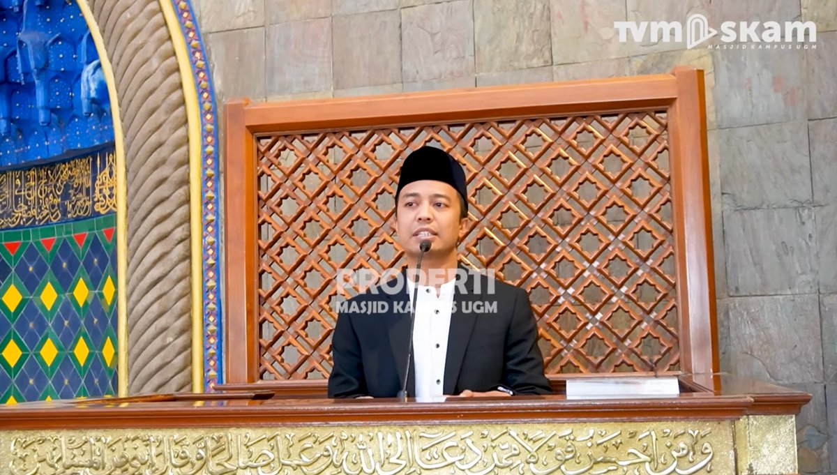 dosenhukumnotes's tweet photo. dalam khutbahnya, Media Wahyudi Askar, Ph.D., berkata:

"mohon sampaikan pesan ini kepada pejabat yang lain yang rakus dan tamak. Silakan angkuh, silakan sombong, silakan berbuat sesuka hati, silakan melakukan apapun yang kalian mau. Silakan cintai harta dengan sangat berlebihan.

tapi kita hanya perlu mengingat hal sederhana bahwa angka harapan hidup Indonesia itu 42 tahun. Ada masanya pejabat siapapun itu akan menjadi mayat. Ada masanya mereka akan menjadi jenazah."

***
setuju dengan pesan itu. Tapi ada yang perlu ditambahkan buat elit-elit yang rakus dan tamak itu:

1. kritik itu bukan musuh kekuasaan, tetapi alarm. 
2. kalau alarm terus dimatikan, dilawan, dibungkam, bukan berarti bahayanya hilang, cuma mereka yang ngga dengar sampai semuanya sudah terlambat.
3. karena itu, kalau kritik terus dilawan, yang tersisa untuk mengingatkan penguasa cuma satu: maut.

itu!