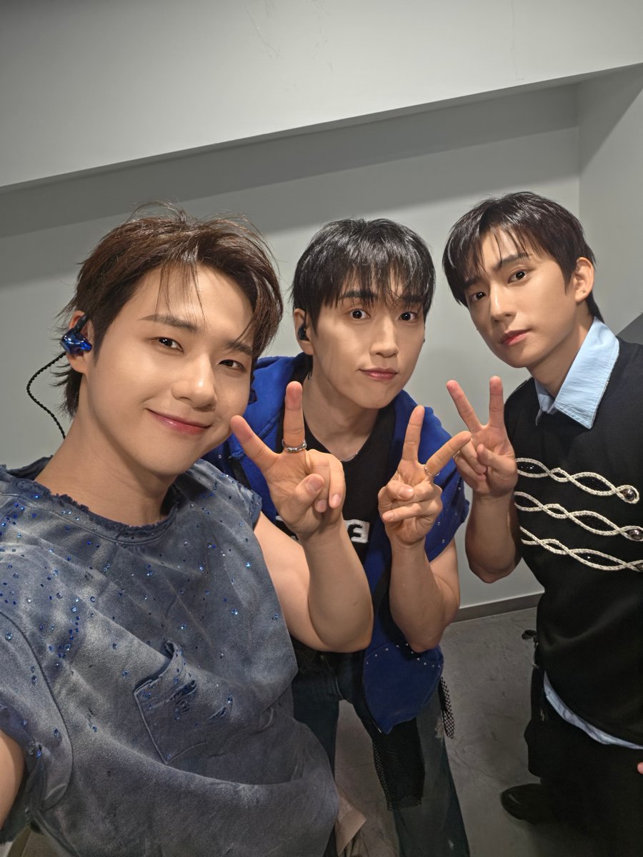 chansik_closet's tweet photo. 📌260731 D-DAY 콘서트
🐻
Top: #ROARINGRAD Washed Destroyed T-shirt
Color: ✓Blue/ Gray/ Black

🐥
Top: #OY Frayed Edge Tee
Color: ✓Black/ Navy/ Melange

🐶
찾을 수 없습니다ㅠㅠ

#B1A4 #신우 #산들 #공찬
#CNU #Sandeul #Gongchan
#비원에이포의옷장 https://t.co/LvsZ094d1k