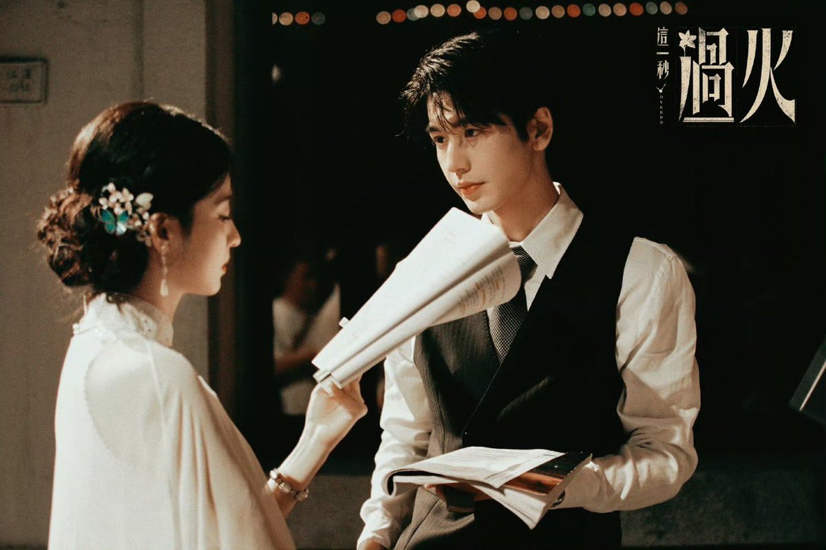 ZhangLinghe_TH's tweet photo. [ 🌹] 1/8/26 อฟช. โพสต์⬇️

เบื้องหลังการถ่ายทำของอี้ซู่ ในกองถ่าย Overdo

แม้ความจริงจะทำให้ทั้งคู่ต้องห่างกันและเผชิญอุปสรรคครั้งแล้วครั้งเล่า แต่พวกเขาก็ยังคงหวั่นไหวและมีความรู้สึกต่อกันเสมอ ความรักทั้งหมดถูกเก็บซ่อนไว้ในทุกครั้งที่ทั้งคู่มองตากันโดยไม่ต้องเอ่ยคำพูด

📺 รับชมซีรีส์ Overdo ออกอากาศทุกวัน เวลา 17:00 น. (🇹🇭) สามารถรับชมซับไทยและพากย์ไทยได้ที่ WeTV และ iQIYI

#จางหลิงเฮ่อ #Zhanglinghe 
#Overdo #这一秒过火
#หากวินาทีนั้นไม่พบเธอ #รักเกินแค้น