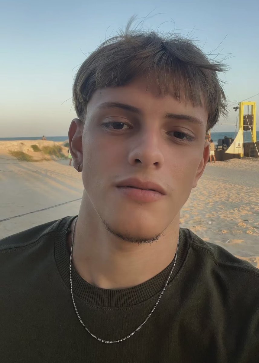 plvitu's tweet photo. é grande e grosso 🤤 https://t.co/T6hTihN5se
