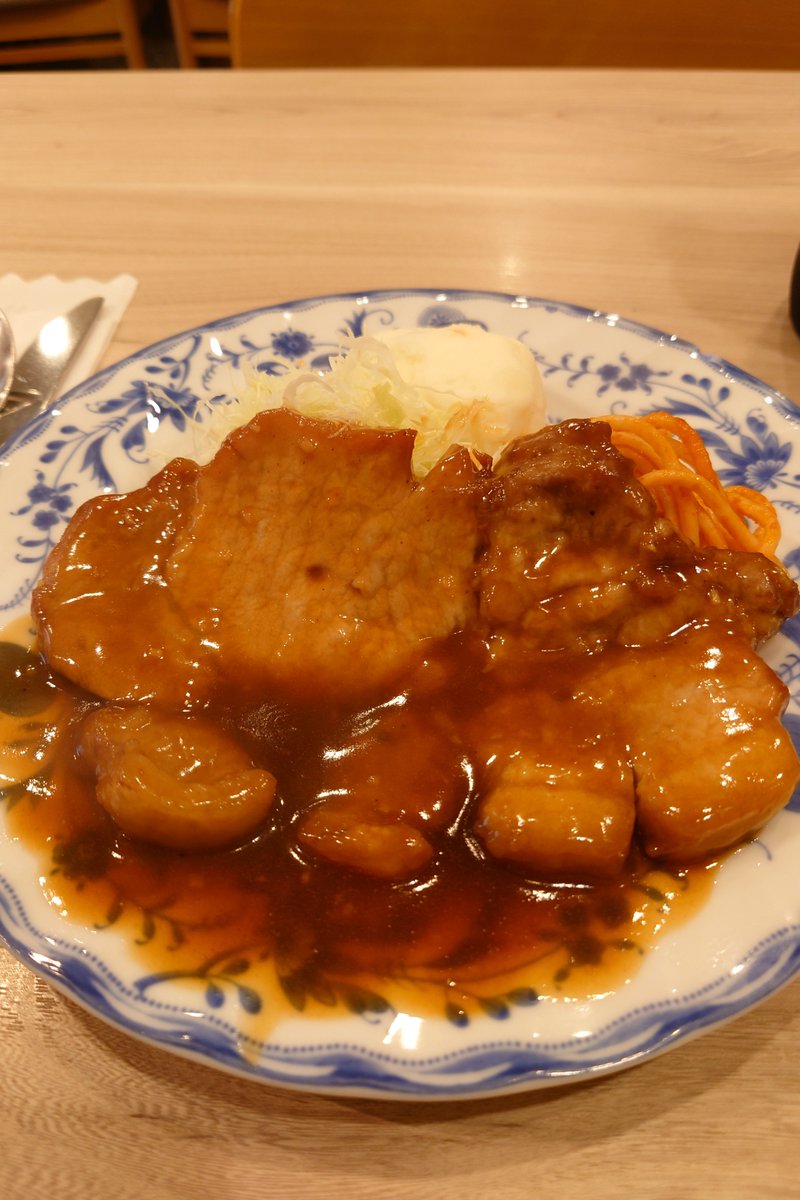 JUN791209's tweet photo. 大阪市中央区の『欧風料理 重亭』にて昼ごはん。ポークチャップ、ハムライスを注文😁生姜風味のデミグラスソースがたっぷりかかったポークチャップは柔らかくジューシーでビールのお供にバッチリ😊バターが効いたハムライスも必ず注文するメニューですが、シャキシャキ玉葱とハムがいいですね〜✨️ https://t.co/IWZhrRQoZq