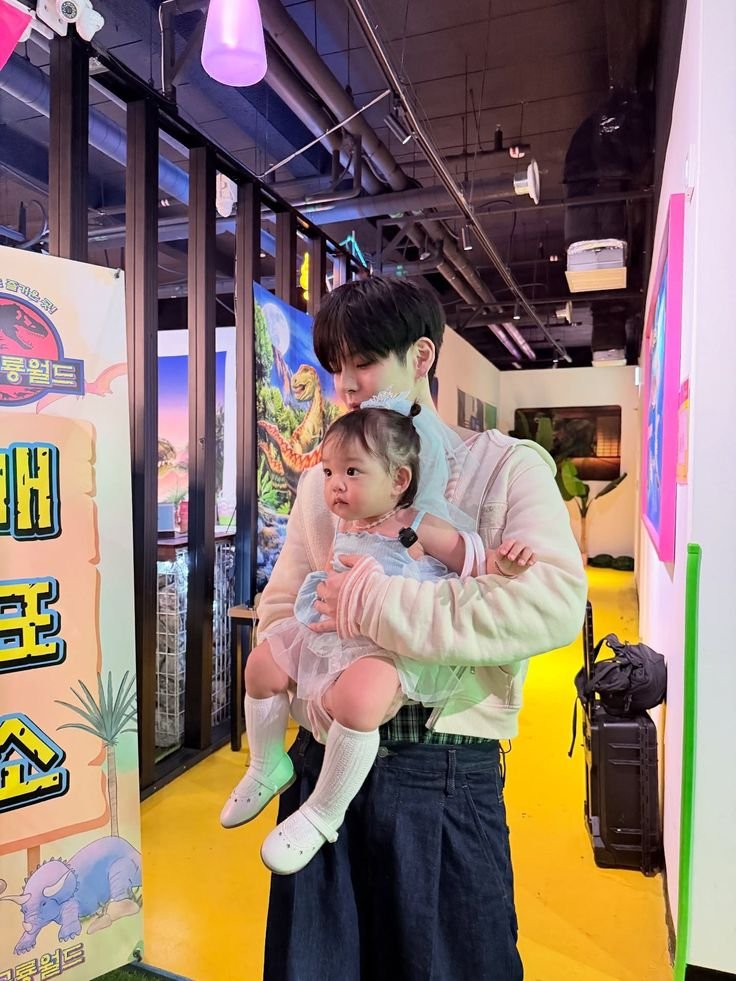 TO_ASAHI20's tweet photo. อยู่กับป๊า                                       อยู่กับม๊า https://t.co/UrnN6PH8ge