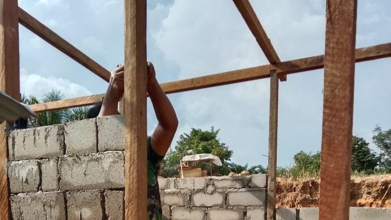 KodimSintang's tweet photo. Pengerjaan Tiga Unit MCK dalam Karya Bakti Skala Besar Kodam XII/TPR Terus Dikebut https://t.co/8XKu61itsv