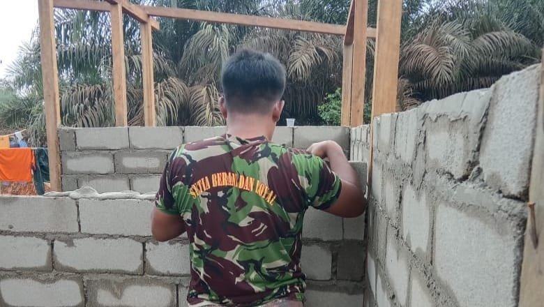 KodimSintang's tweet photo. Pengerjaan Tiga Unit MCK dalam Karya Bakti Skala Besar Kodam XII/TPR Terus Dikebut https://t.co/8XKu61itsv