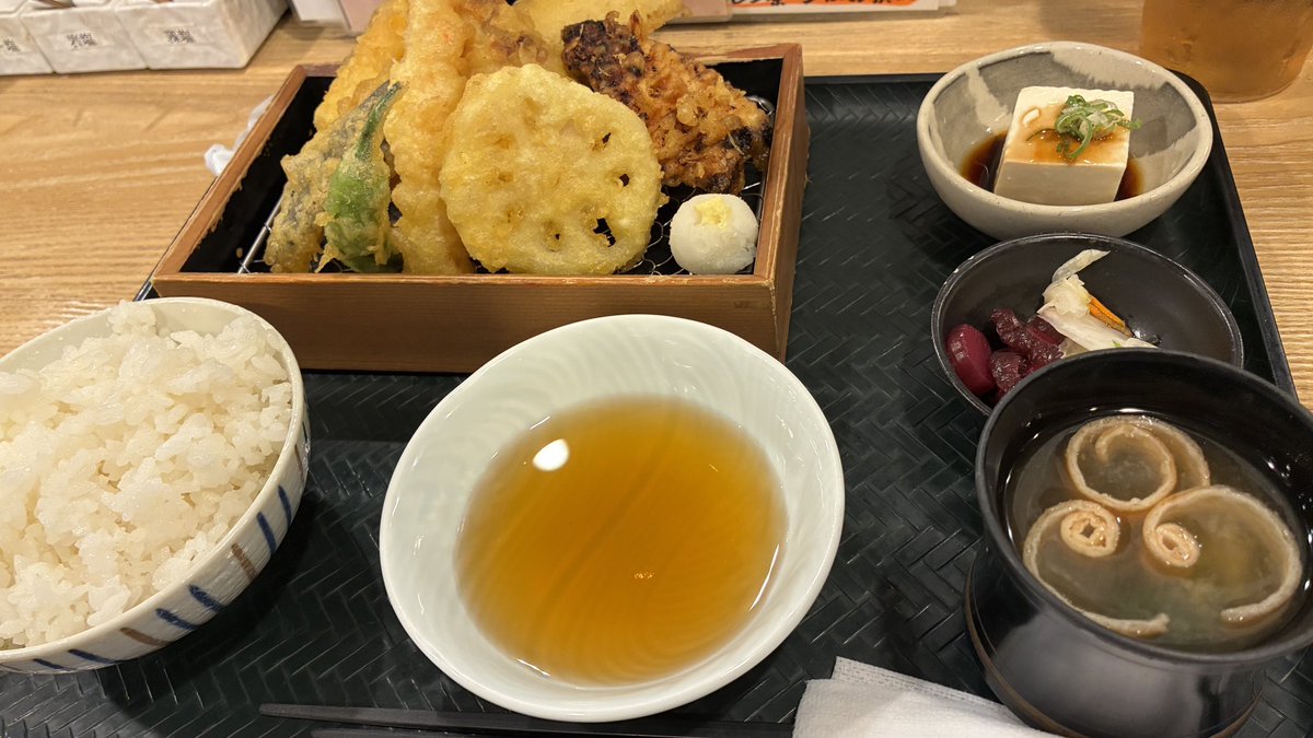 hobic1's tweet photo. お昼は近所の天ぷら屋 https://t.co/1ZGh87V5O5