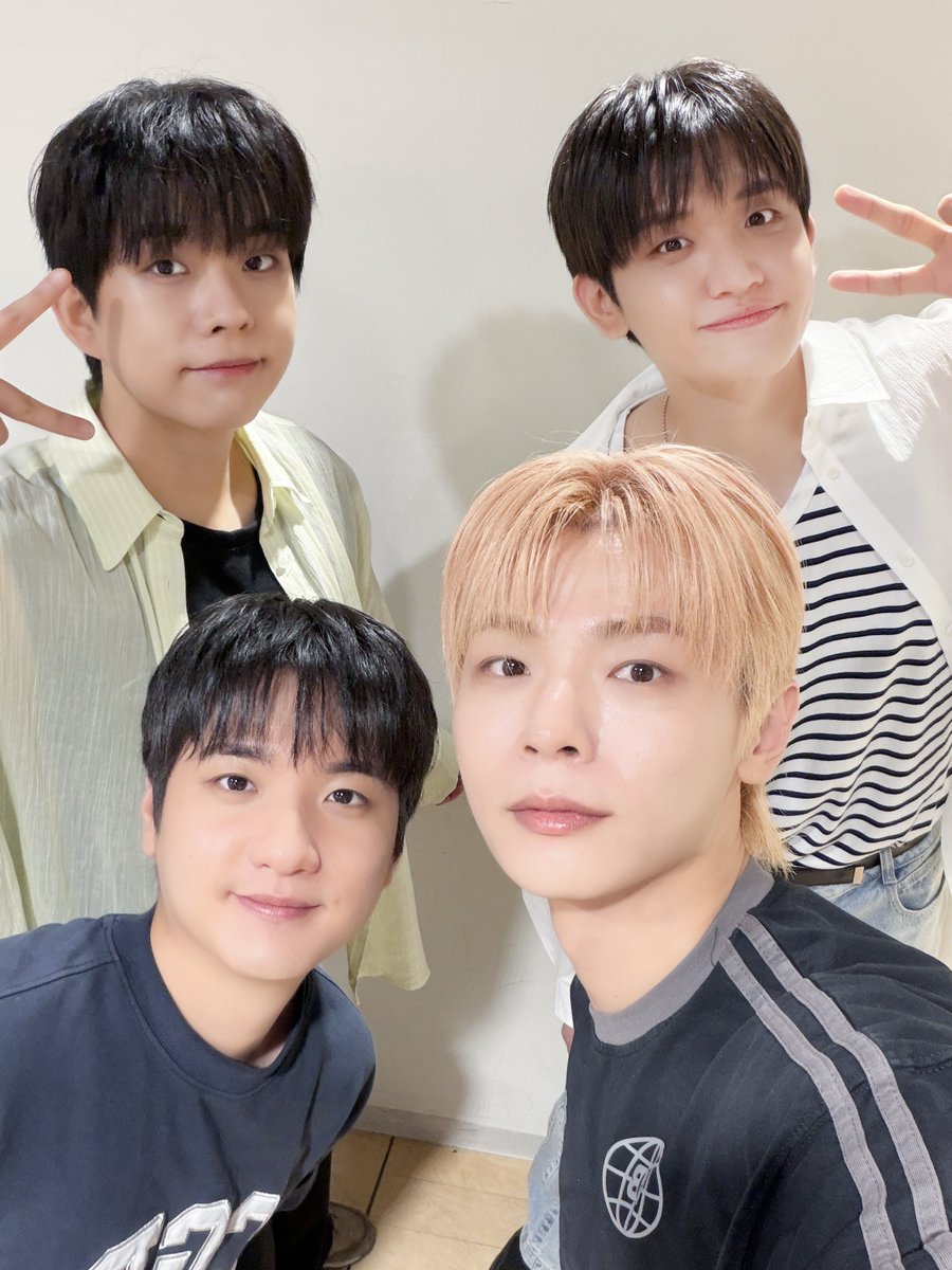 BANDLUCY_mystic's tweet photo. [#LUCY] 왈왈이와 함께 만드는 여름! 루시와 함께해 줘서 고마워! 8월도 잘 부탁해🔥

#루시 #신예찬 #최상엽 #조원상 #신광일 https://t.co/VZhdcXO6dJ