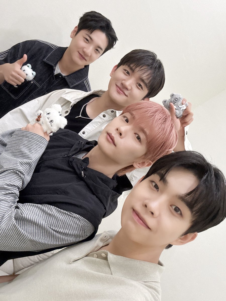 BANDLUCY_mystic's tweet photo. [#LUCY] 왈왈이와 함께 만드는 여름! 루시와 함께해 줘서 고마워! 8월도 잘 부탁해🔥

#루시 #신예찬 #최상엽 #조원상 #신광일 https://t.co/VZhdcXO6dJ