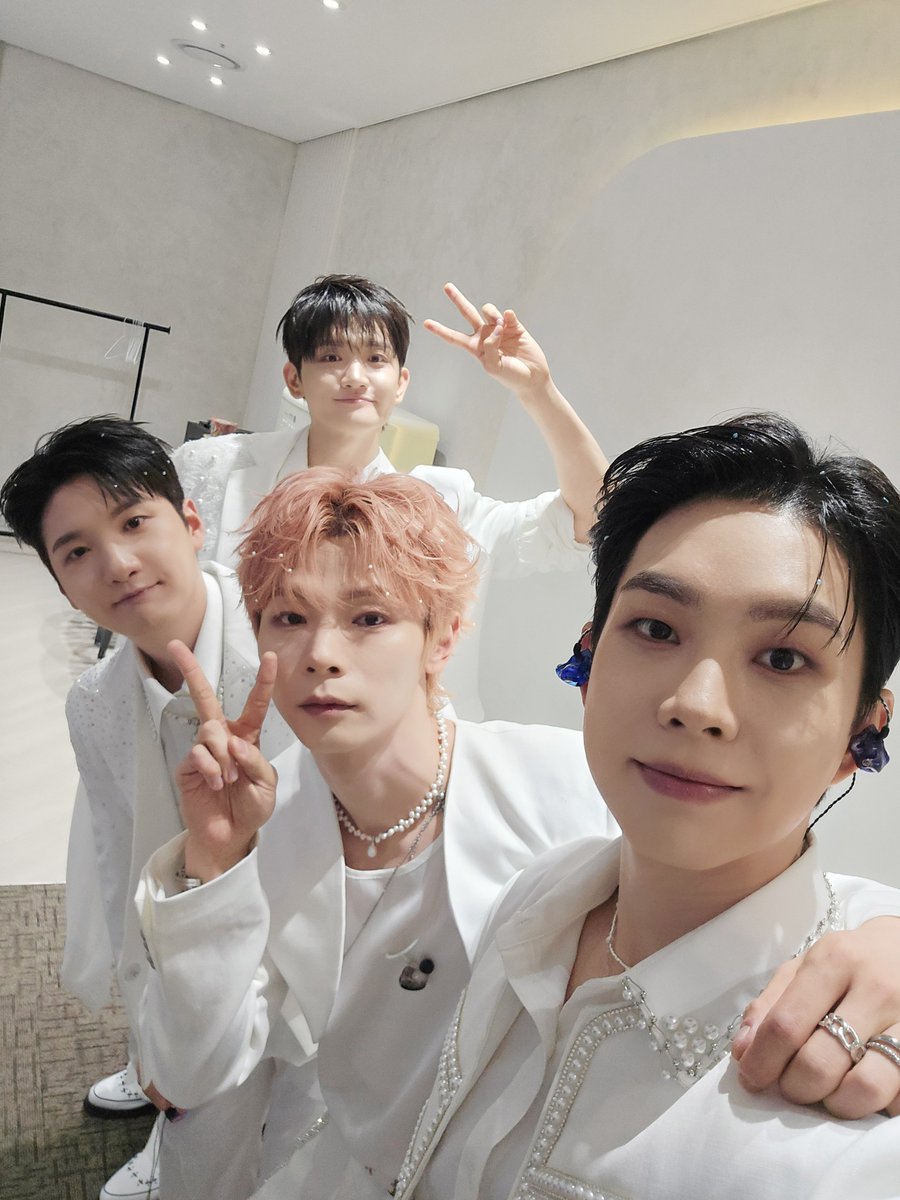 BANDLUCY_mystic's tweet photo. [#LUCY] 왈왈이와 함께 만드는 여름! 루시와 함께해 줘서 고마워! 8월도 잘 부탁해🔥

#루시 #신예찬 #최상엽 #조원상 #신광일 https://t.co/VZhdcXO6dJ