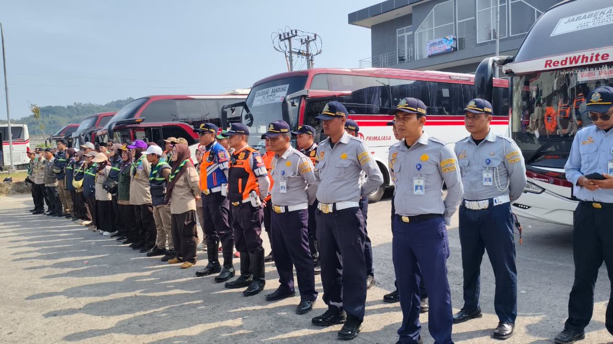 DealovaInd66's tweet photo. sebelum bertugas mengawal mobilitas warga menuju lokasi acara,seluruh persnil berbaris rapi mengikuti arahan.memperingati 81 Indonesia Merdeka mari wujudkan rasa syukur melalui kerja keras dan ketertiban bersama #SyukurKemerdekaanRI
#ZikirMonas
#DoaTokohLintasAgama
#MunajatBangsa https://t.co/AfW6cE1Ue3