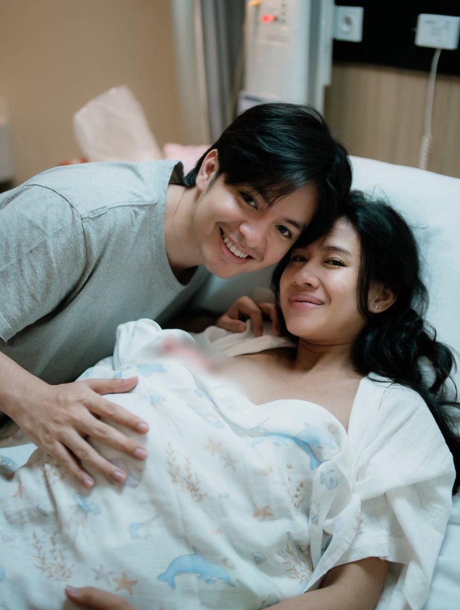 nurulrhmaa's tweet photo. SHENINA TERNYATA LAHIRAN UNMEDICATED 😭 DAN PERINEUMNYA UTUH??

Speed recovery, guys!! MasyaaAllah 🥹 Selalu amazed sama ibu yang usahanya maksimal dengan izin Allah. Bukan bermaksud mengecilkan hati ibu-ibu yang punya pengalaman persalinan berbeda yaa, karena aku juga salah satunya xixi. Pada akhirnya Allah yang menentukan takdir dan jalan lahir masing-masing ibu. 🥺

Giving birth is truly magicalll 💖✨