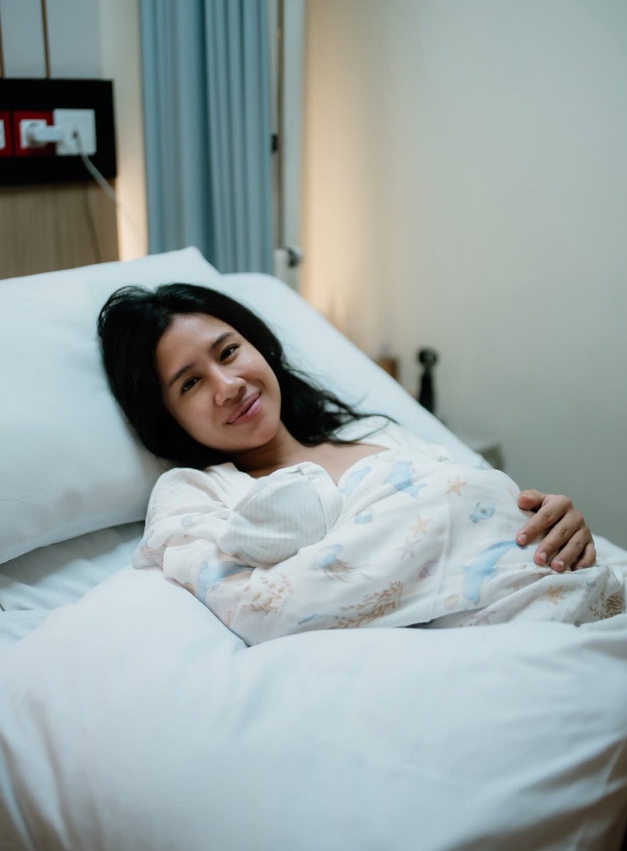 nurulrhmaa's tweet photo. SHENINA TERNYATA LAHIRAN UNMEDICATED 😭 DAN PERINEUMNYA UTUH??

Speed recovery, guys!! MasyaaAllah 🥹 Selalu amazed sama ibu yang usahanya maksimal dengan izin Allah. Bukan bermaksud mengecilkan hati ibu-ibu yang punya pengalaman persalinan berbeda yaa, karena aku juga salah satunya xixi. Pada akhirnya Allah yang menentukan takdir dan jalan lahir masing-masing ibu. 🥺

Giving birth is truly magicalll 💖✨