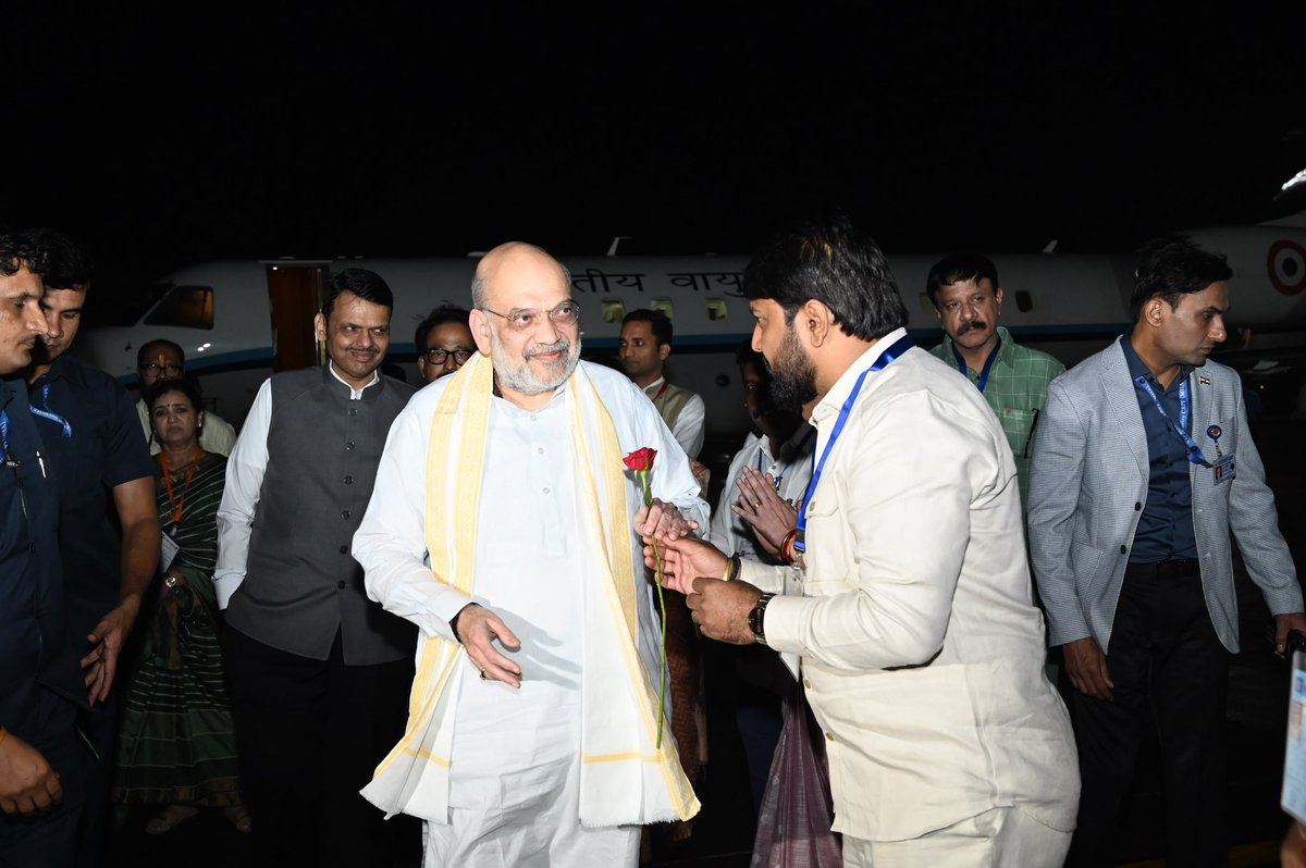 DushyantMohol's tweet photo. 📍 पुणे आंतरराष्ट्रीय विमानतळ

आज देशाचे कणखर, दूरदर्शी आणि निर्णायक नेतृत्व करणारे केंद्रीय गृहमंत्री तथा सहकारमंत्री मा. श्री. अमितभाई शाह यांचे पुणे आंतरराष्ट्रीय विमानतळावर स्वागत करण्याचा सन्मान लाभला.

राष्ट्रहिताला सर्वोच्च प्राधान्य देत देशाच्या सुरक्षा, विकास आणि सहकार क्षेत्राला नवी दिशा देणाऱ्या त्यांच्या नेतृत्वाने भारत अधिक सक्षम, आत्मनिर्भर आणि सुरक्षित बनविण्यात मोलाचे योगदान दिले आहे. त्यांच्या कार्यातून प्रत्येक कार्यकर्त्याला राष्ट्रसेवेची प्रेरणा मिळते.

पुण्यनगरीत त्यांच्या आगमनामुळे कार्यकर्त्यांमध्ये प्रचंड उत्साहाचे वातावरण निर्माण झाले असून, त्यांचे मनःपूर्वक स्वागत करताना अभिमानाची भावना मनात दाटून आली. 

    मा. अमितभाई शाह यांचे पुण्यभूमीत मनःपूर्वक स्वागत आणि त्यांच्या दौऱ्यास हार्दिक शुभेच्छा! 
@AmitShah 

#AmitShah #Pune #BJP #BJYM #Welcome #ViksitBharat #PuneAirport
