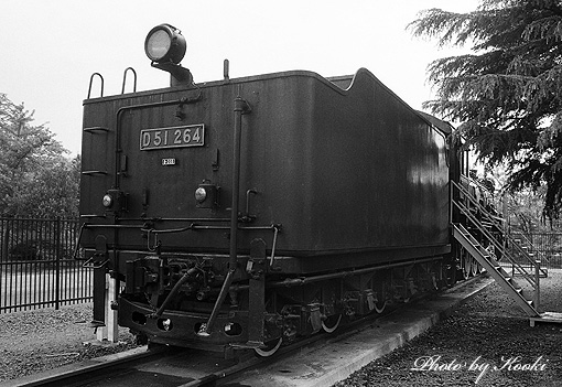qWlgbXgzlcO4Voy's tweet photo. こんにちは

今日のD51第二弾は264号機
郡山市開成山公園にある保存機です
この機の特徴はテンダ後部にあります
後部灯も左右に振り分けた標識灯も
一段高いところに装備
この理由は
線路の保線工事車両の牽引と作業支援のための
装備だと思うのですが‥🧐

＃D51形蒸気機関車
＃郡山市開成山公園 https://t.co/KGysCJne0q
