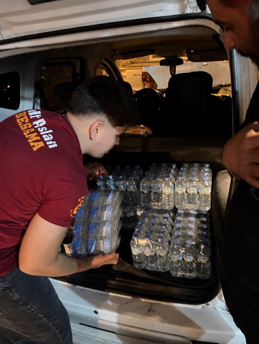 uABergama35's tweet photo. Balıkesir’in Gömeç ilçesinden başlayıp, Okçular köyümüzün sınırlarına kadar dayanan yangın için bölgede görev yapan devlet görevlilerimiz ve halkımız için iaşe desteğinde bulunduk. Rabbim devletimizi milletimizi tüm afetlerden korusun.🤲 https://t.co/h1SDzLxoFd